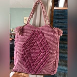 A quilt bag , 14” wide and 16” long bottom outside is brown vinyl .